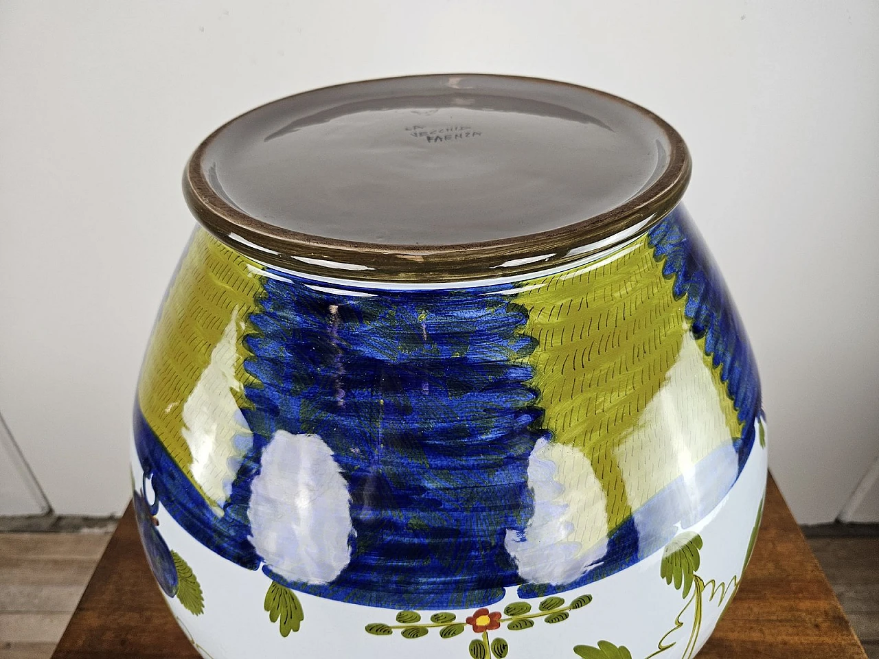 Anfora grande in ceramica decorata di La Vecchia Faenza, inizio XXI secolo 26