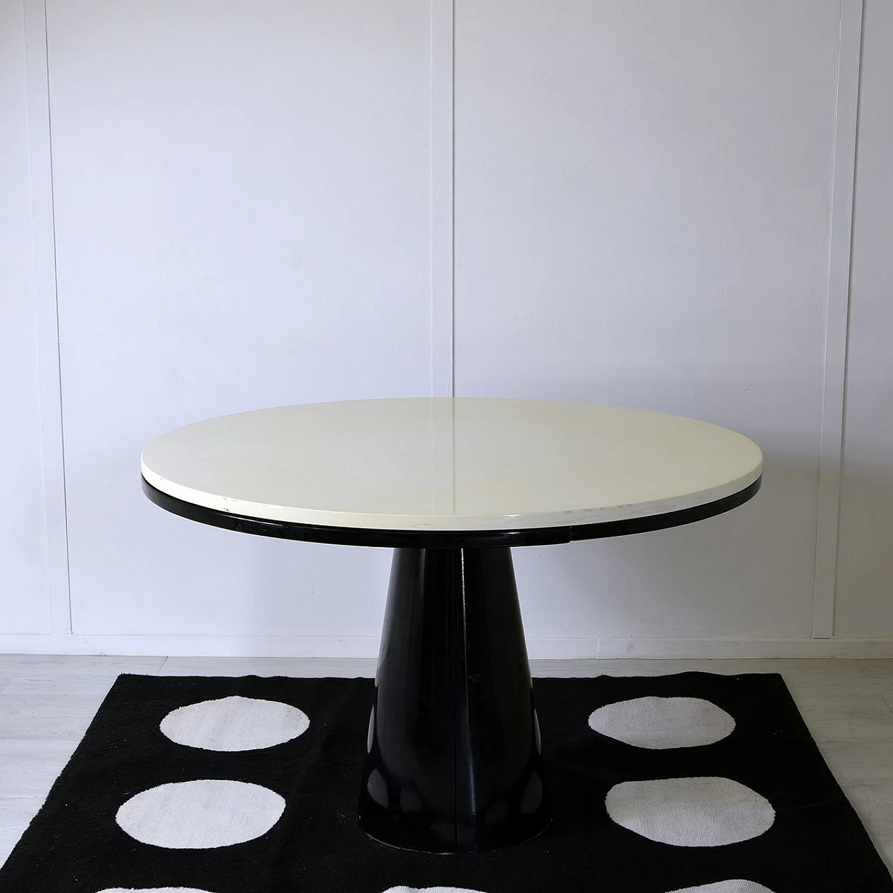 Tavolo rotondo in legno laccato bianco, anni '80 6