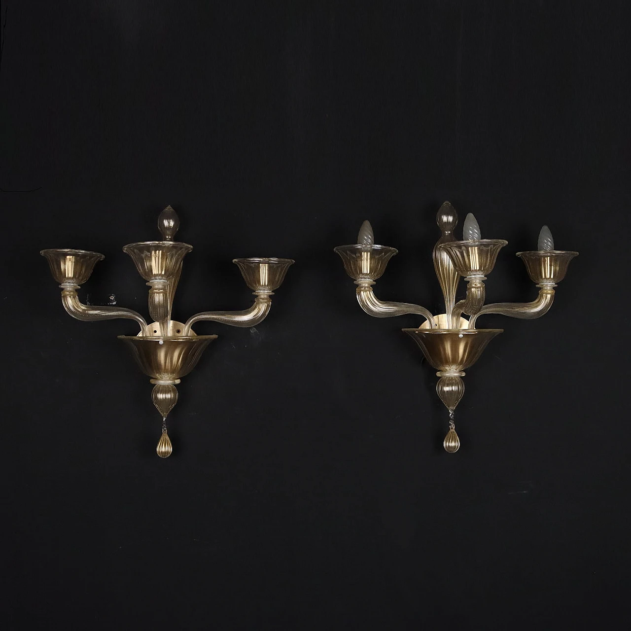 Coppia di applique a tre luci in ottone e vetro dorato di La Murrina 1