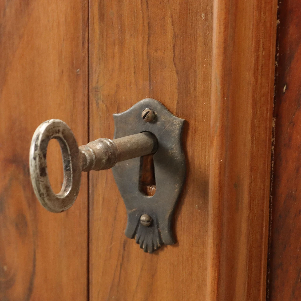 Urn bedside table with opening glass top 7