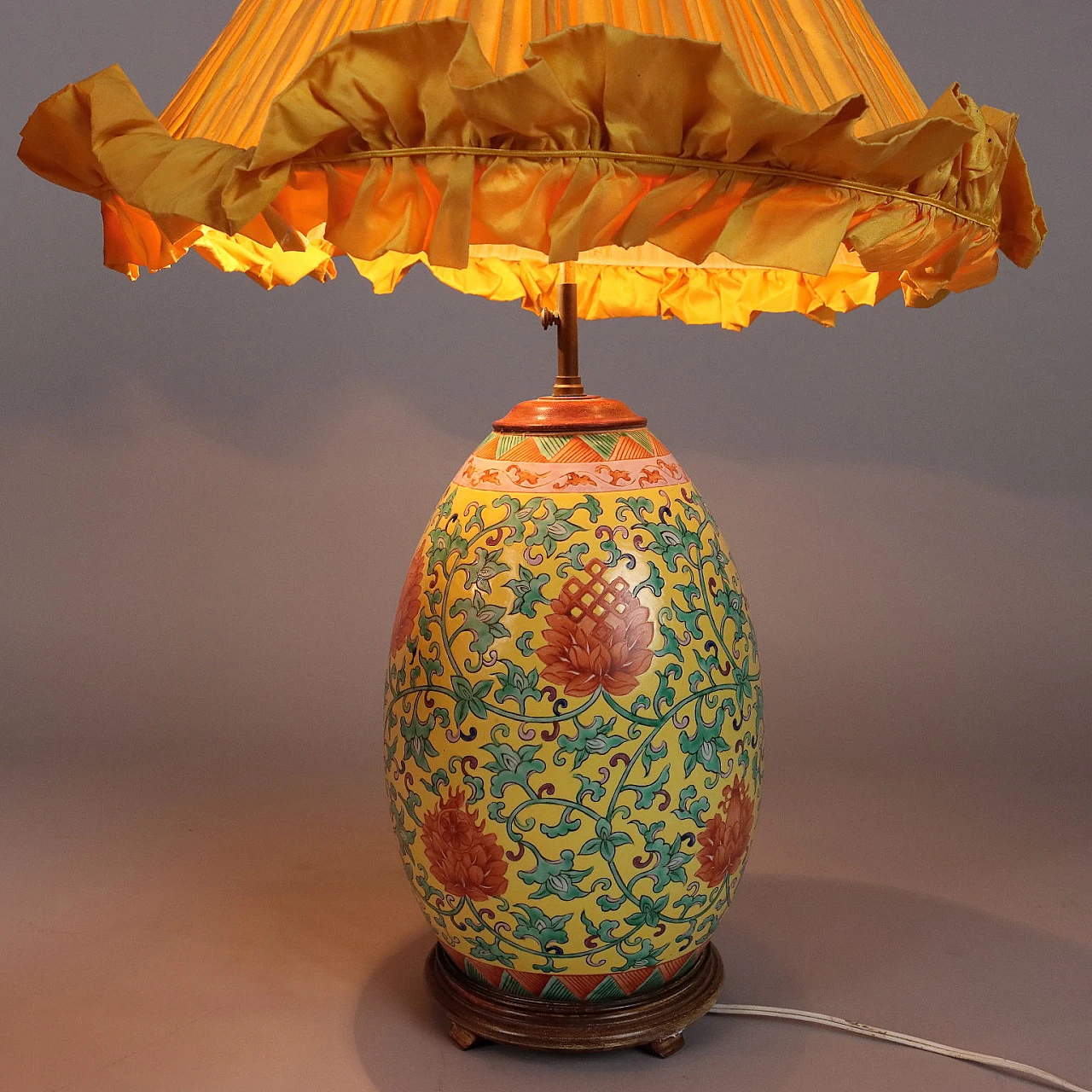 Coppia di lampade da tavolo cinesi in in porcellana decorata e tessuto, anni '80 4