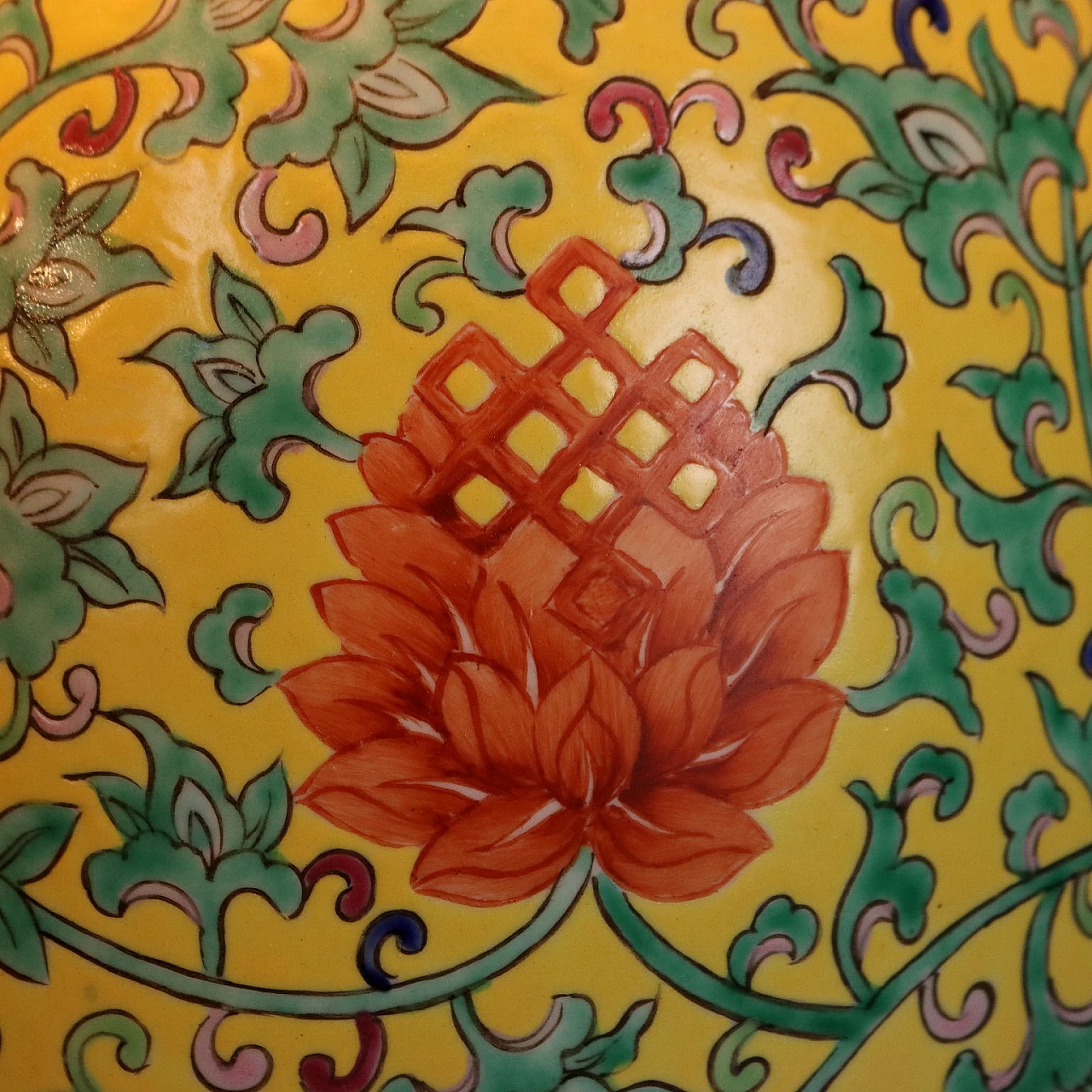 Coppia di lampade da tavolo cinesi in in porcellana decorata e tessuto, anni '80 5