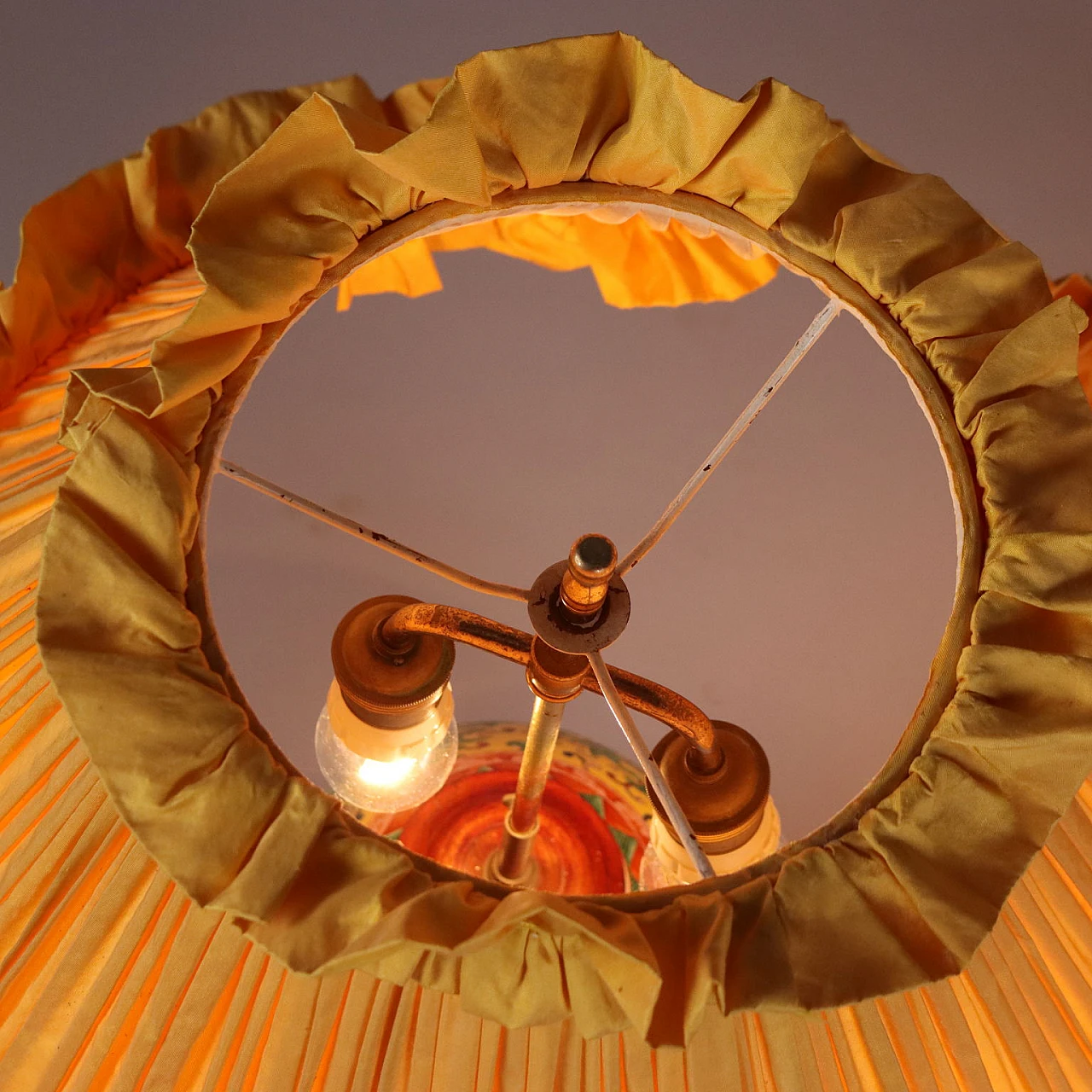 Coppia di lampade da tavolo cinesi in in porcellana decorata e tessuto, anni '80 9