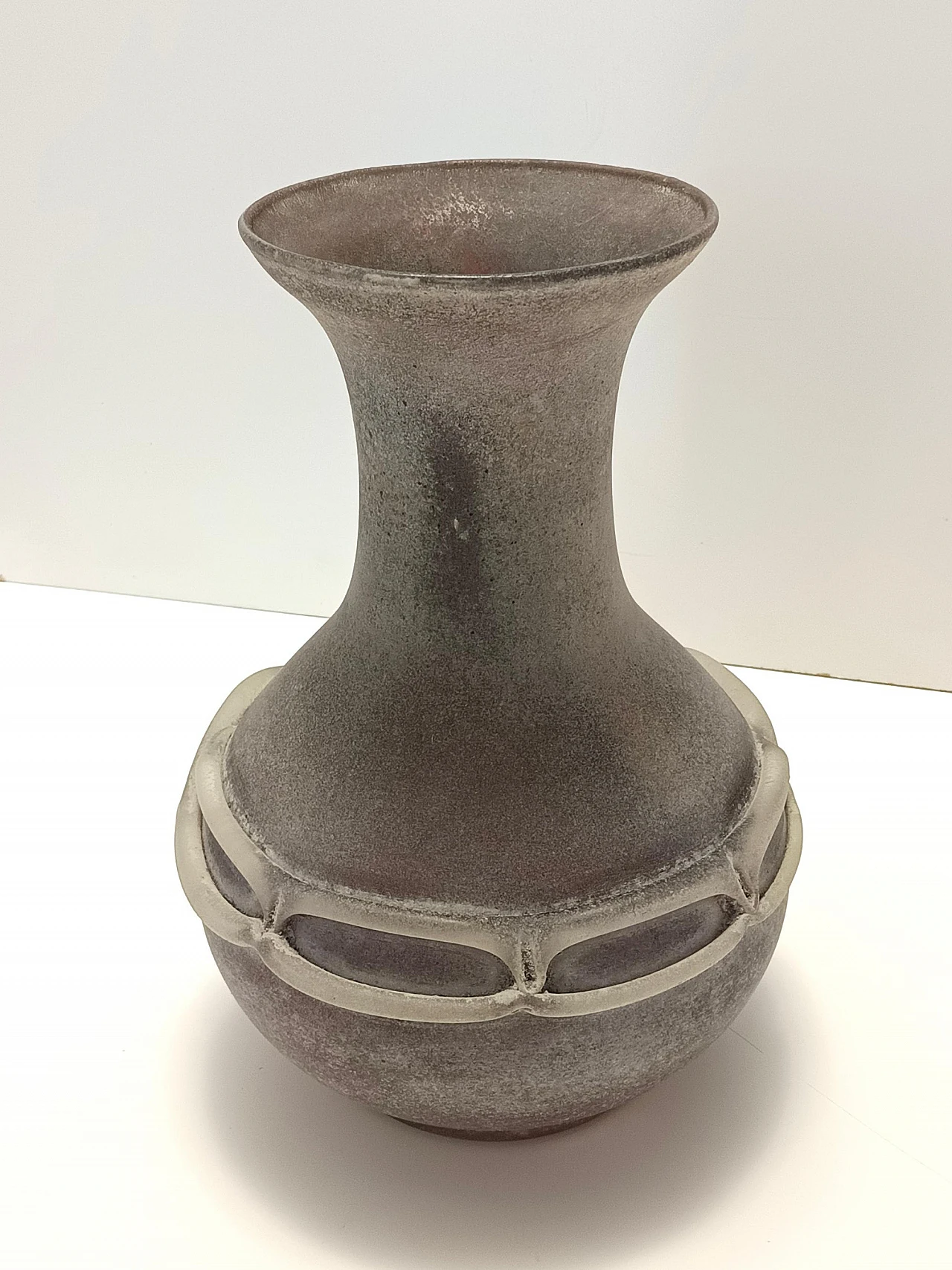 Vaso in vetro scavo di Murano modellato a mano, anni '80 5