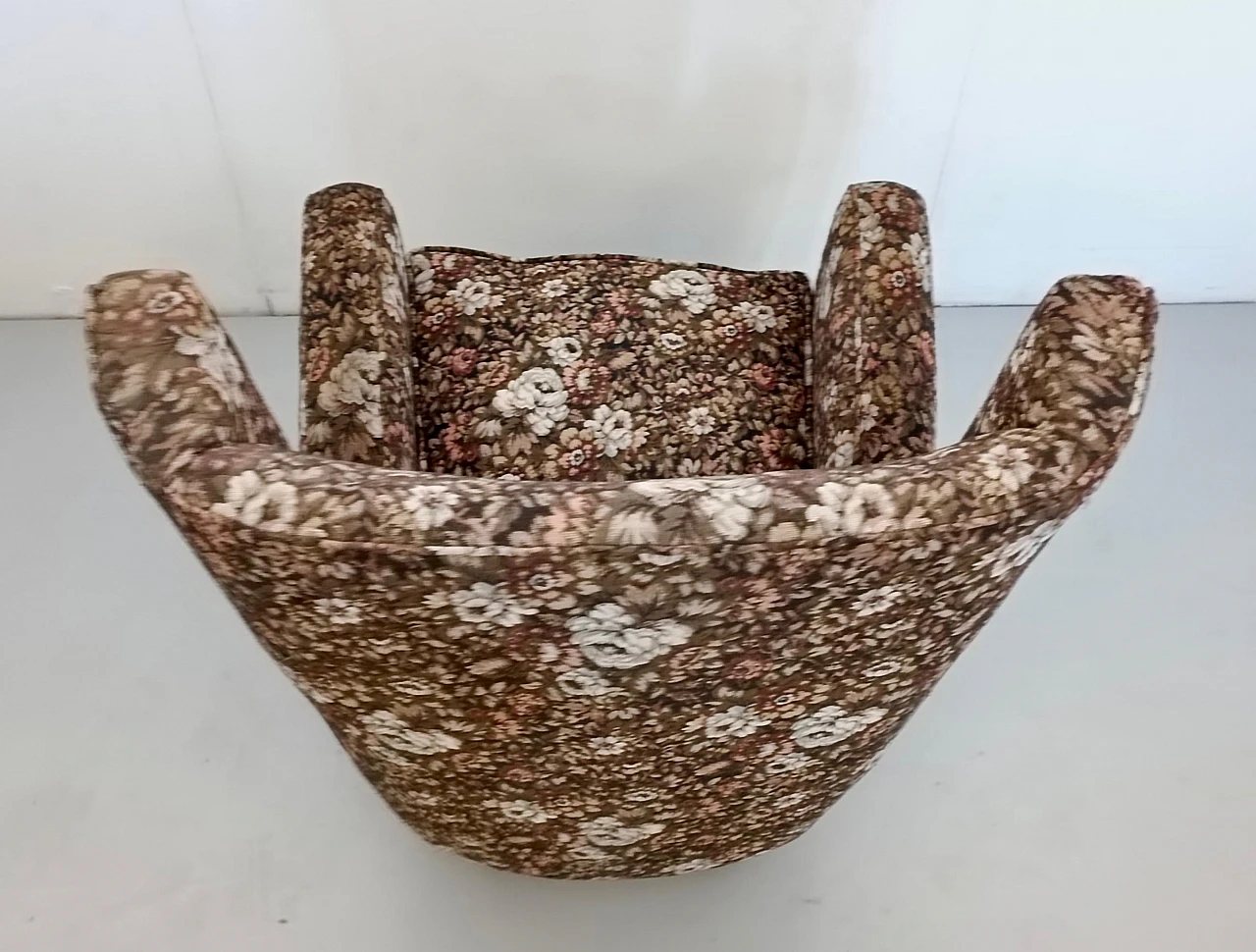 Armchair in floral fabric attributed to Paolo Buffa, 1950s 8