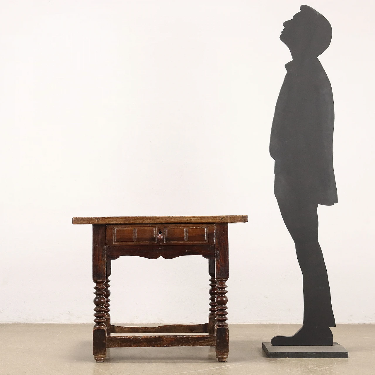 Walnut side table with drawer with 4 carved panels, 18th century 2