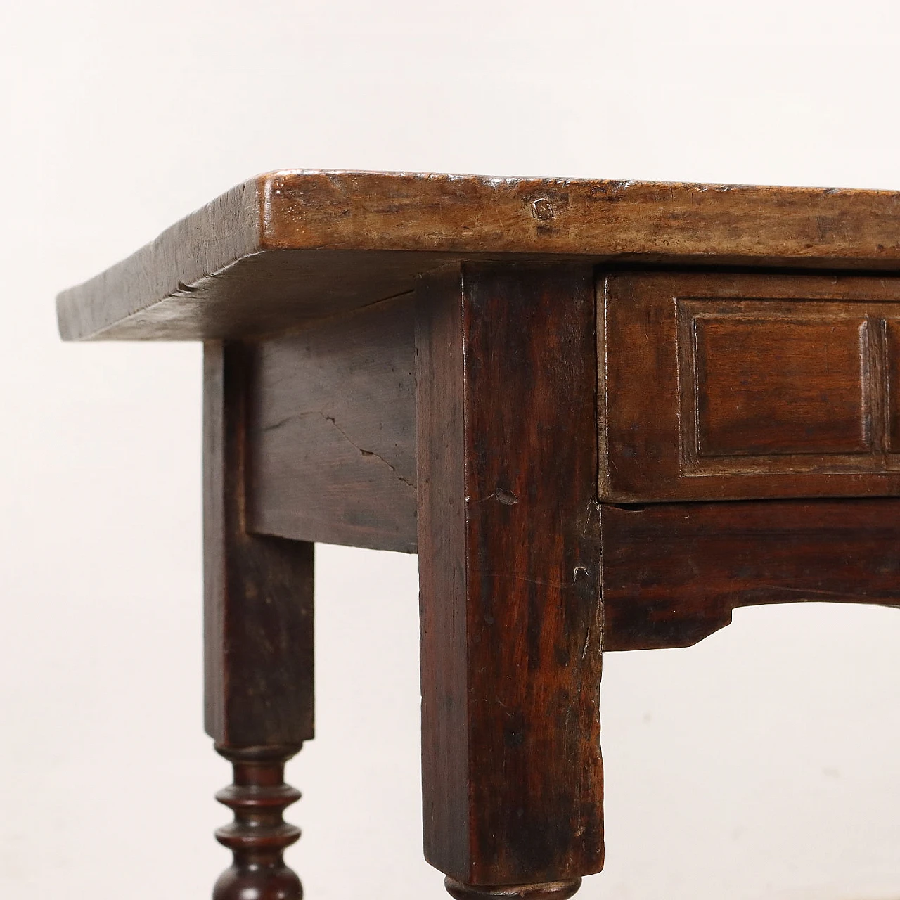 Walnut side table with drawer with 4 carved panels, 18th century 3