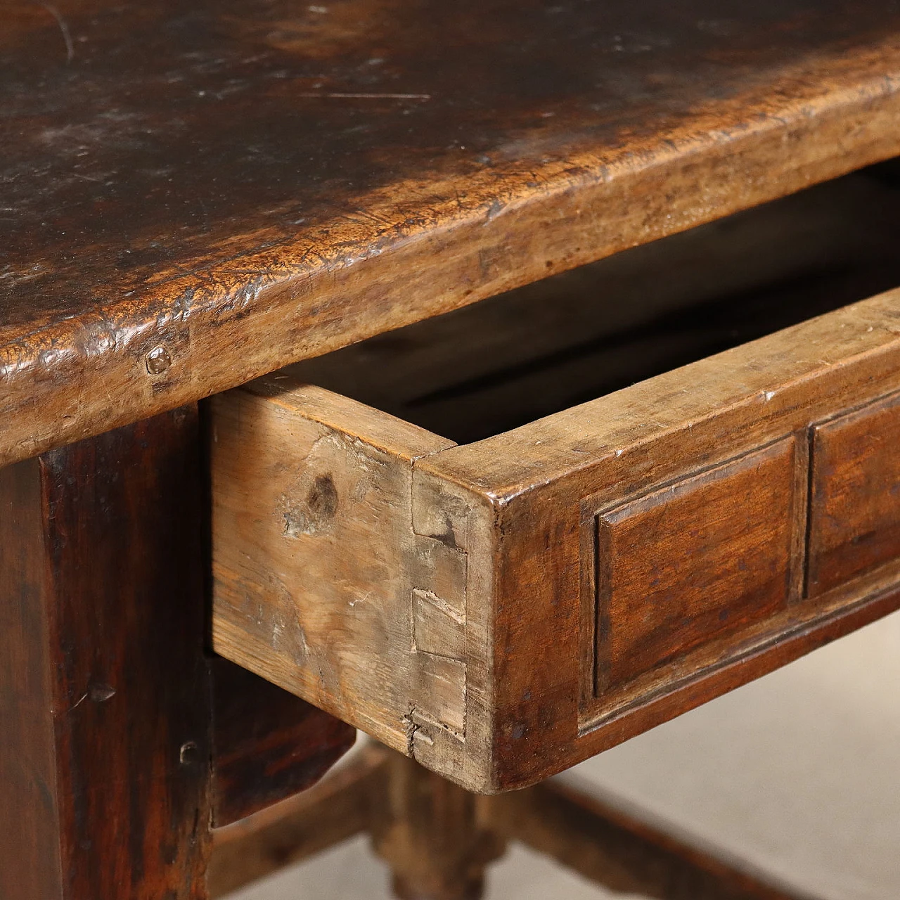 Walnut side table with drawer with 4 carved panels, 18th century 4