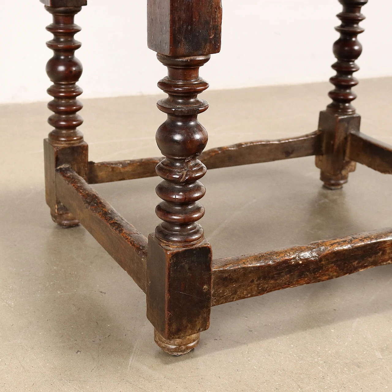 Walnut side table with drawer with 4 carved panels, 18th century 6
