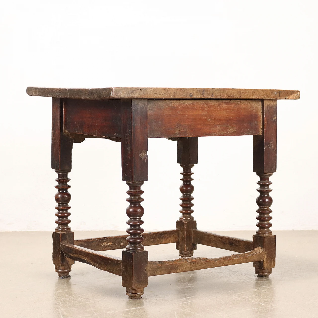 Walnut side table with drawer with 4 carved panels, 18th century 8