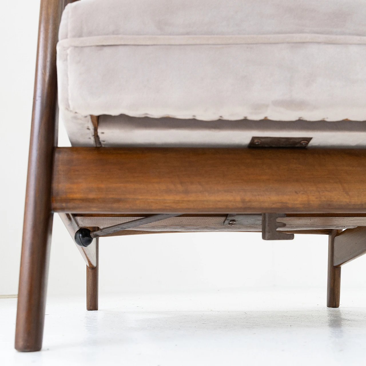 Coppia di poltrone in noce di Figli di Amedeo Cassina, anni '50 7