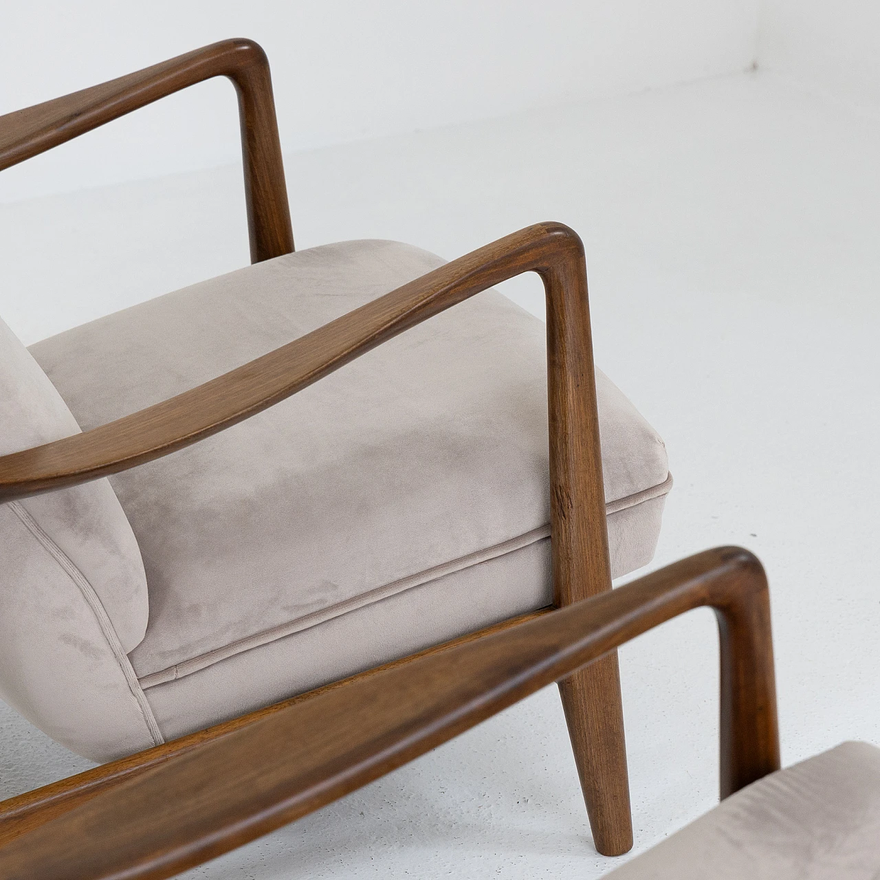 Coppia di poltrone in noce di Figli di Amedeo Cassina, anni '50 8