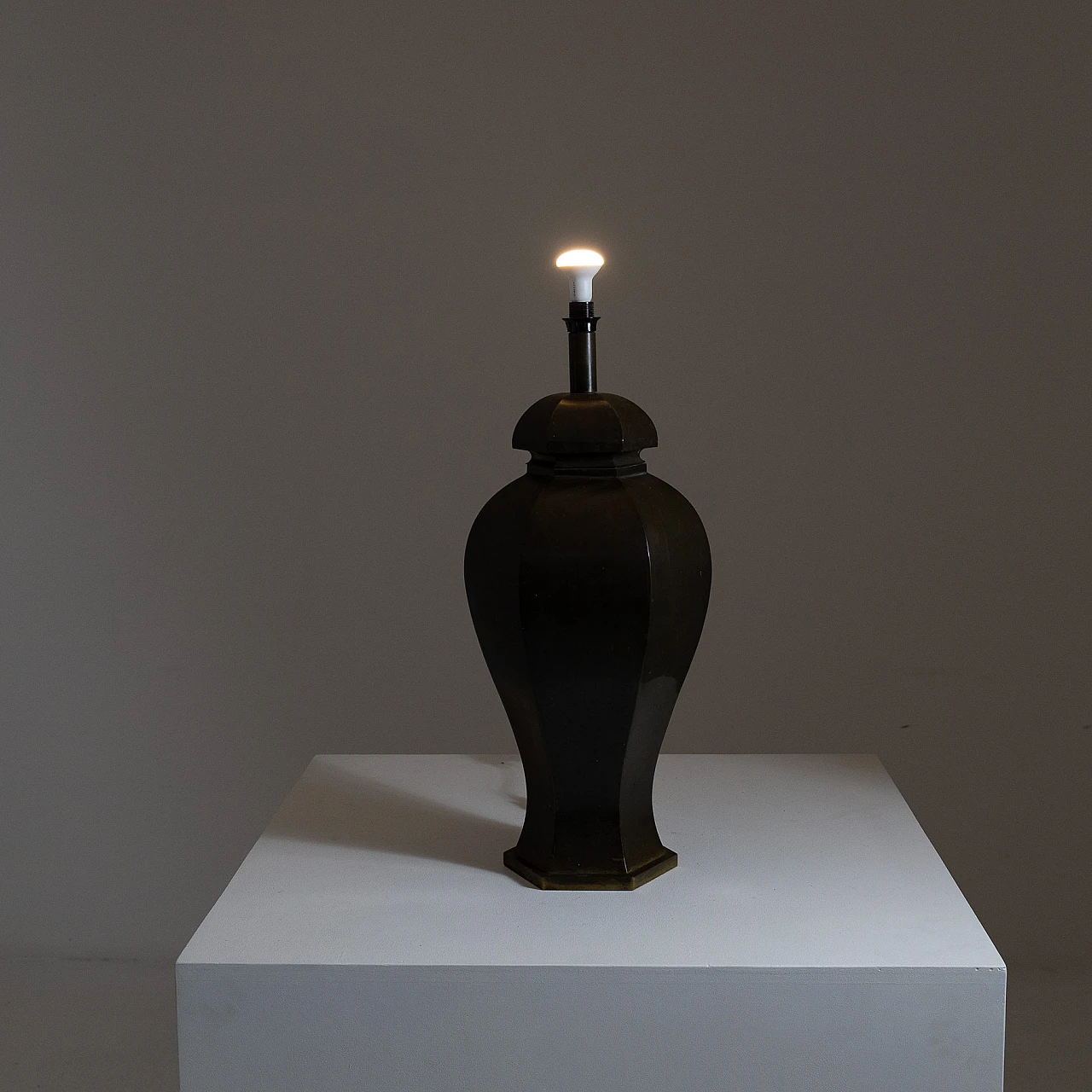 Lampada da tavolo in ottone, anni '70 7