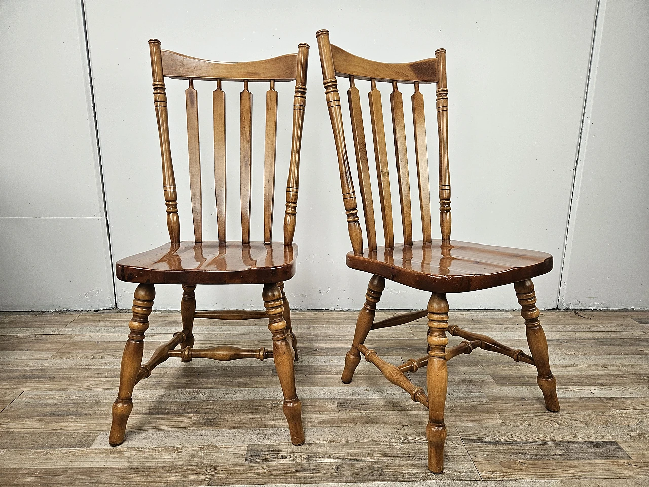 Coppia di sedie rustiche  in legno, anni '80 1