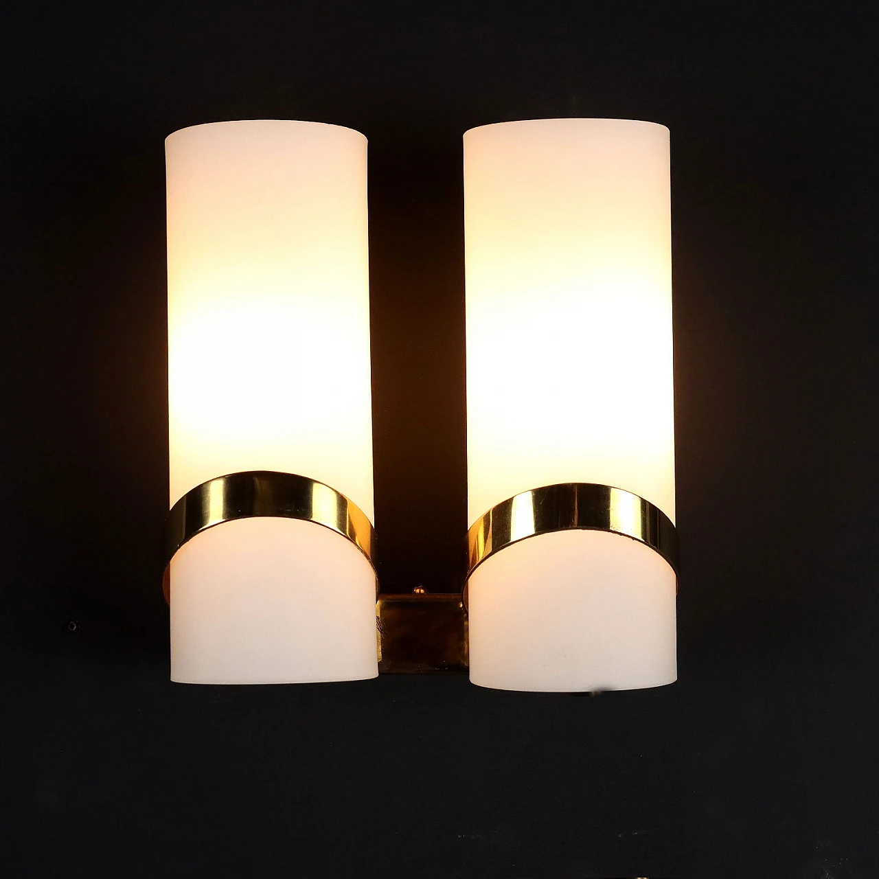 Coppia di lampade da parete in vetro opalino e ottone, anni '60 1