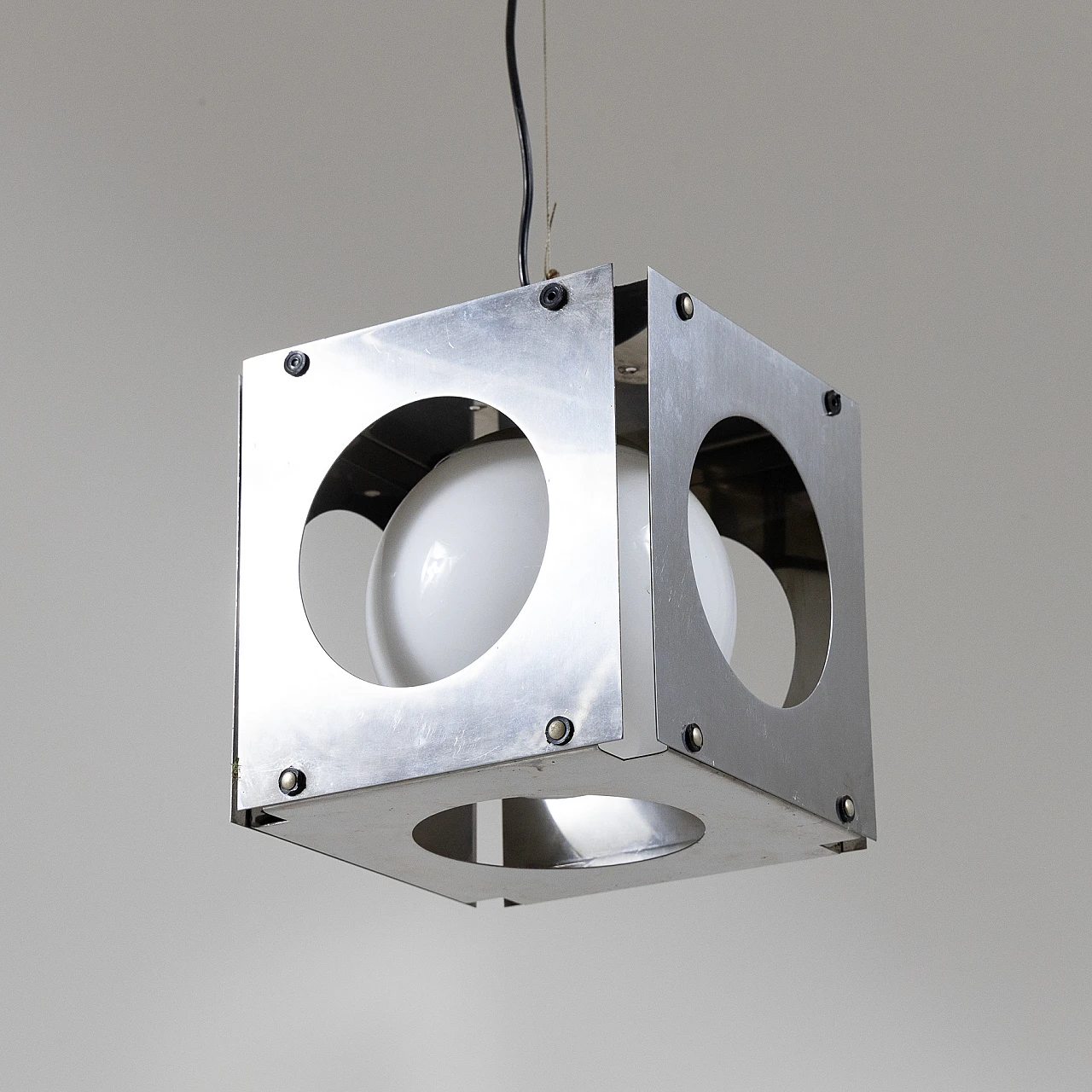 Lampada a sospensione in vetro lattimo e metallo, anni '70 2