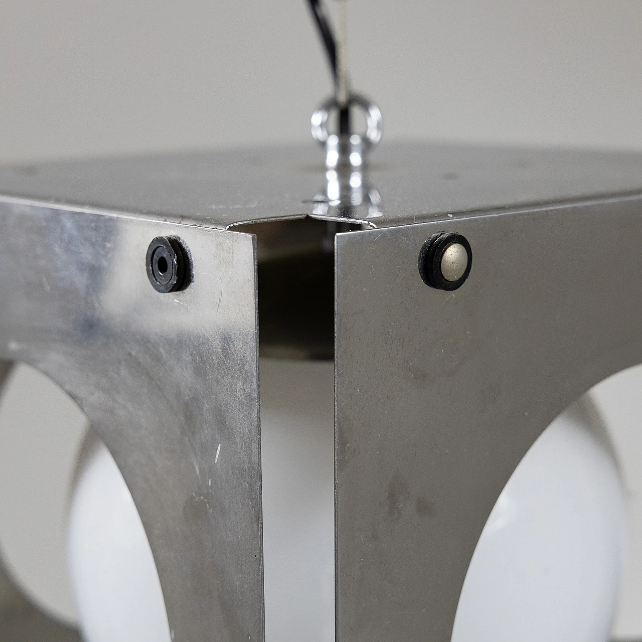 Lampada a sospensione in vetro lattimo e metallo, anni '70 4