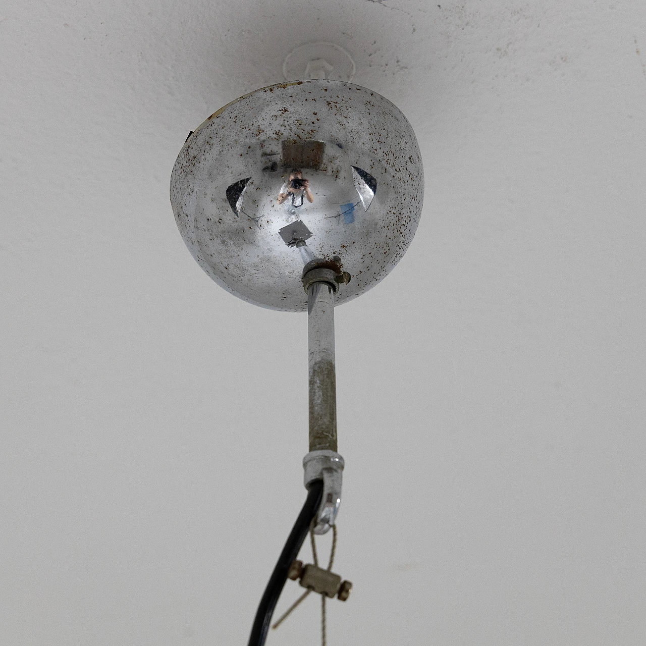 Lampada a sospensione in vetro lattimo e metallo, anni '70 6