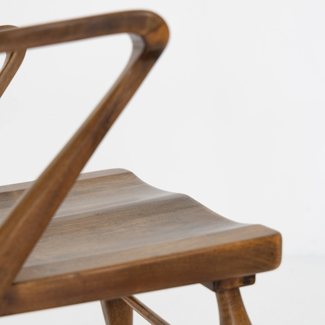 Coppia di poltrone in noce sagomato di Maurizio Tempestini, anni '50 5
