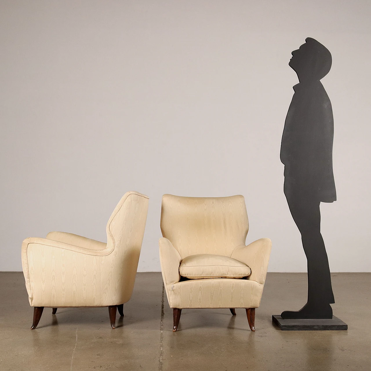 Coppia di poltrone con cuscini in piuma e gambe in legno tinto, anni '50 2