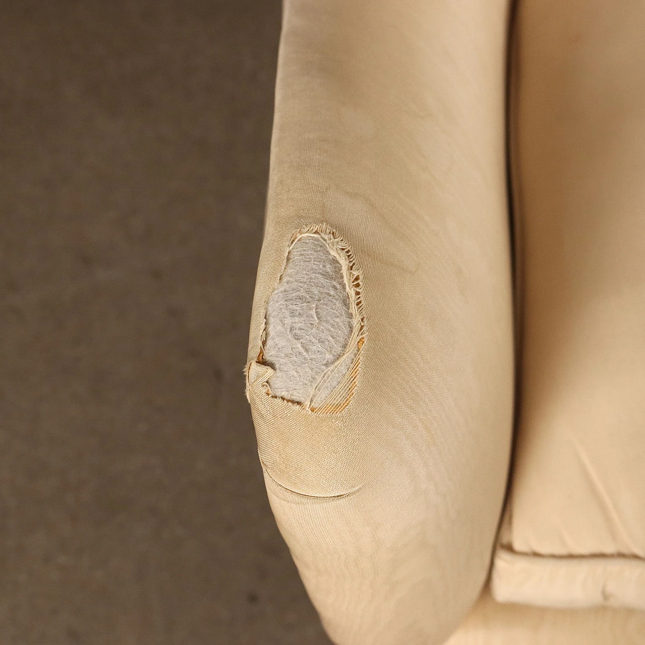 Coppia di poltrone con cuscini in piuma e gambe in legno tinto, anni '50 8