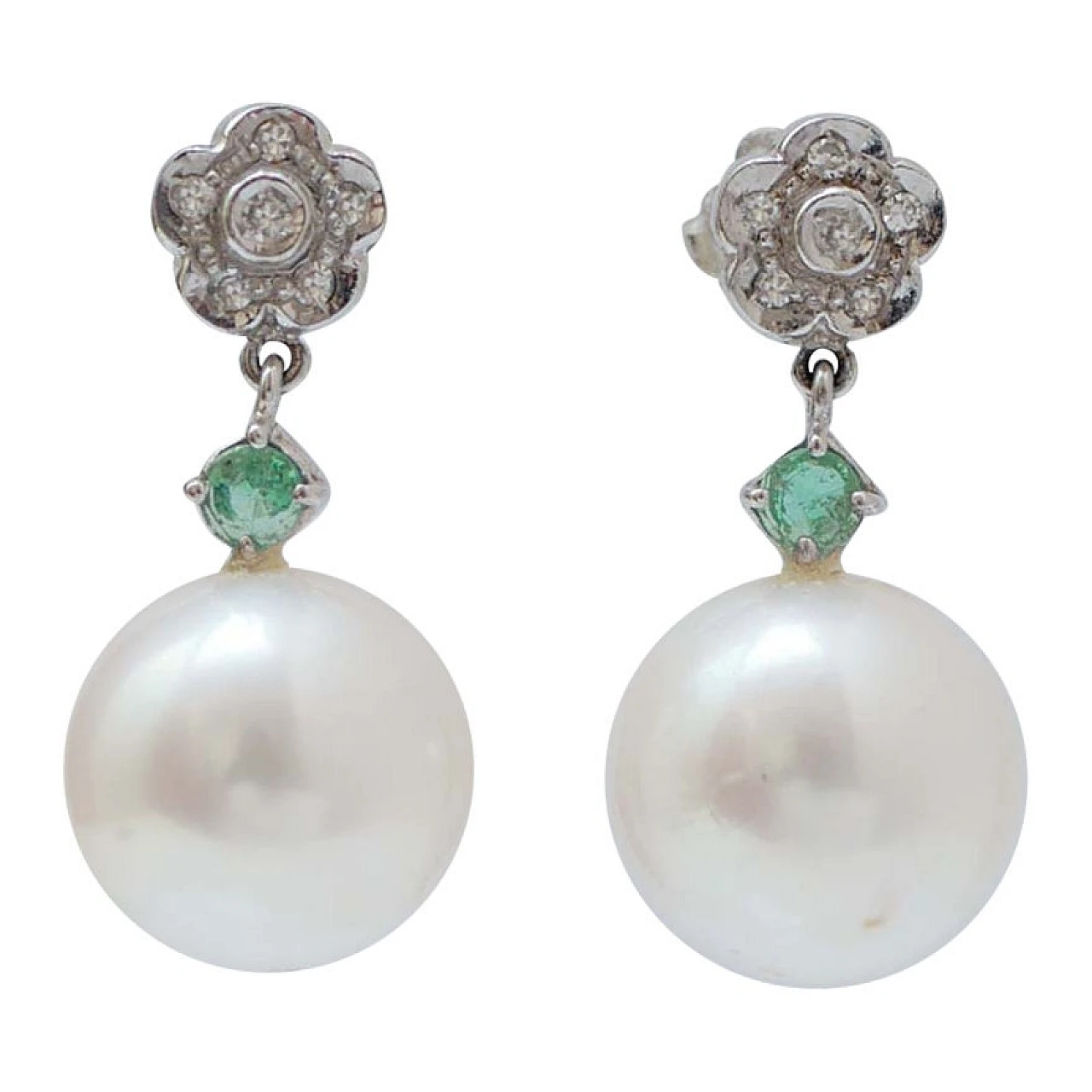 Orecchini con perle bianche, smeraldi, diamanti e platino, anni 2000 1