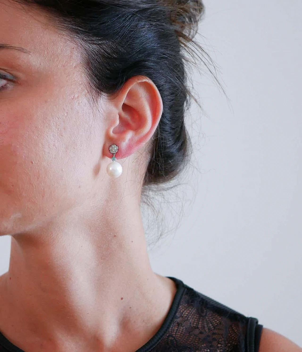 Orecchini con perle bianche, smeraldi, diamanti e platino, anni 2000 4