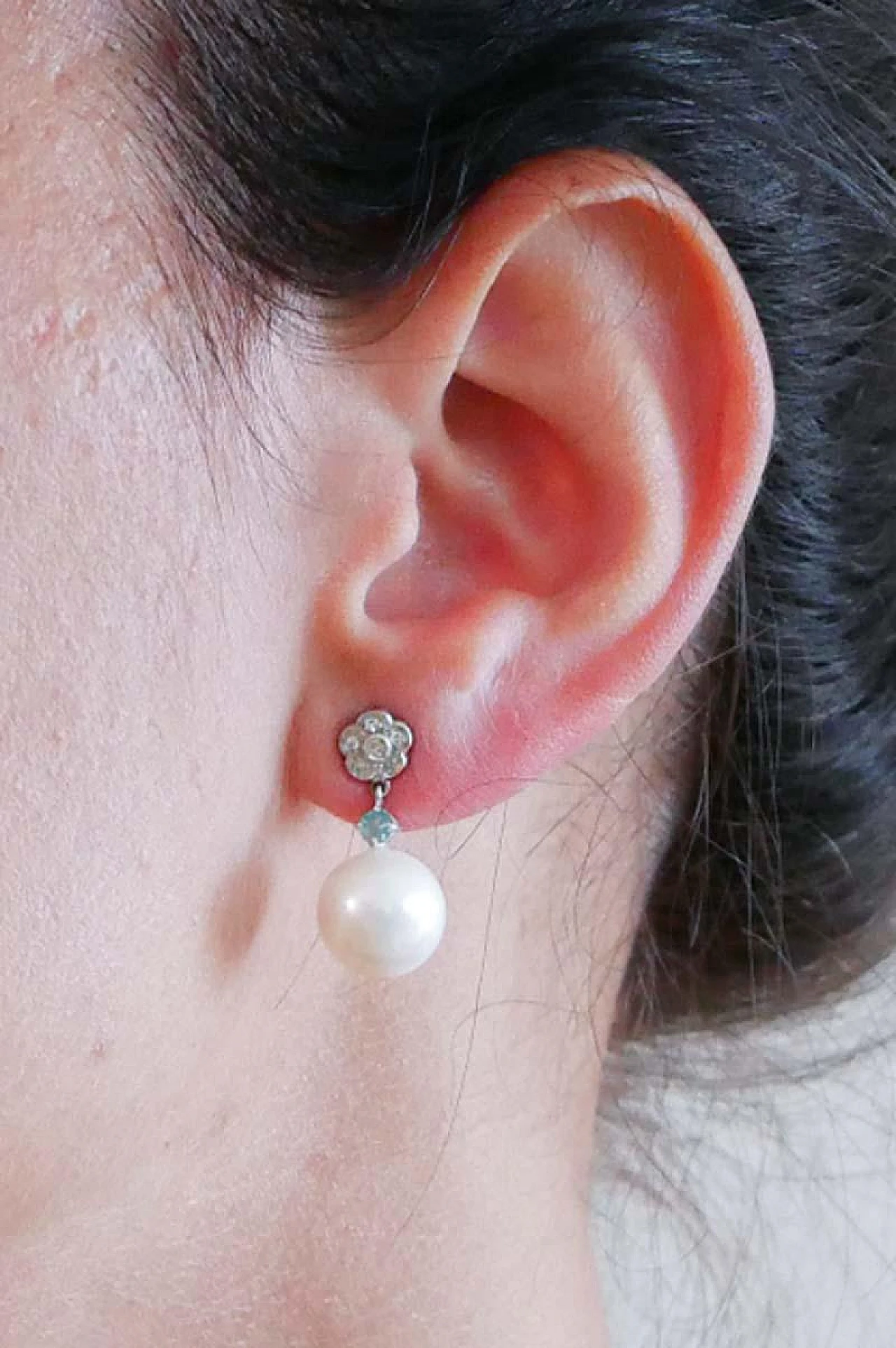 Orecchini con perle bianche, smeraldi, diamanti e platino, anni 2000 5