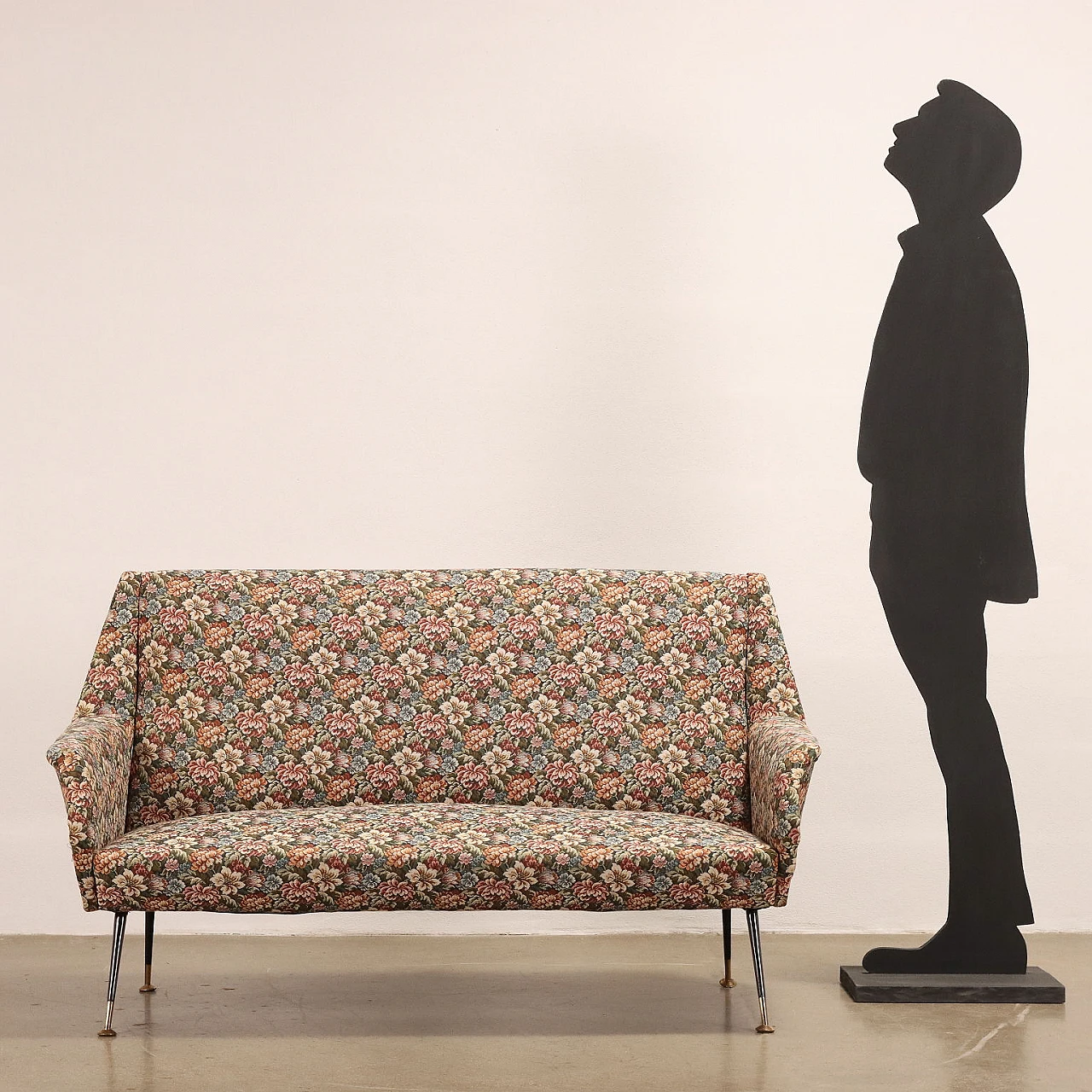 Divano con rivestimento in tessuto a fantasia e gambe in metallo, anni '60 2