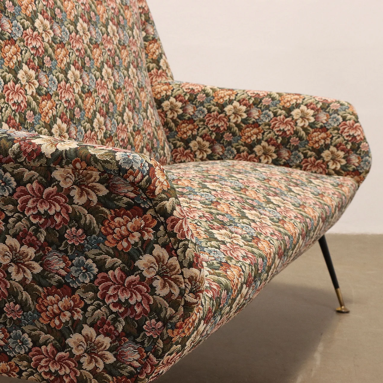 Divano con rivestimento in tessuto a fantasia e gambe in metallo, anni '60 3