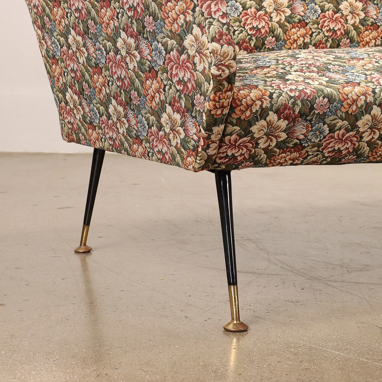 Divano con rivestimento in tessuto a fantasia e gambe in metallo, anni '60 6