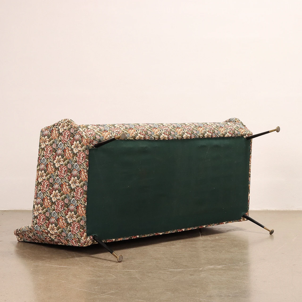 Divano con rivestimento in tessuto a fantasia e gambe in metallo, anni '60 9