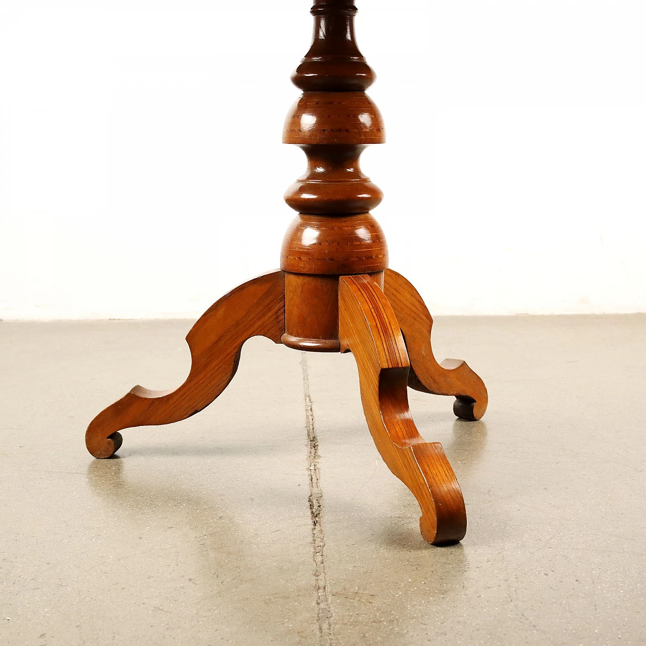 Tavolo rotondo di Rolo in legno intarsiato, metà '800 7