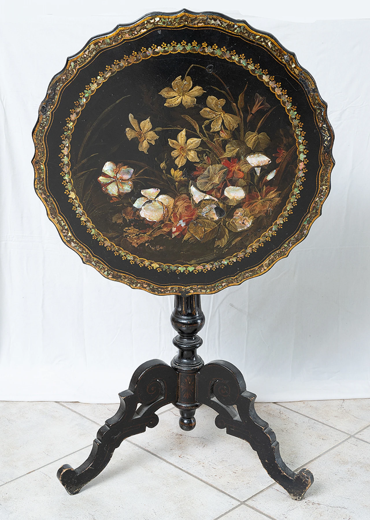 Tavolino  Napoleone III in legno con intarsi in madreperla.'800 2