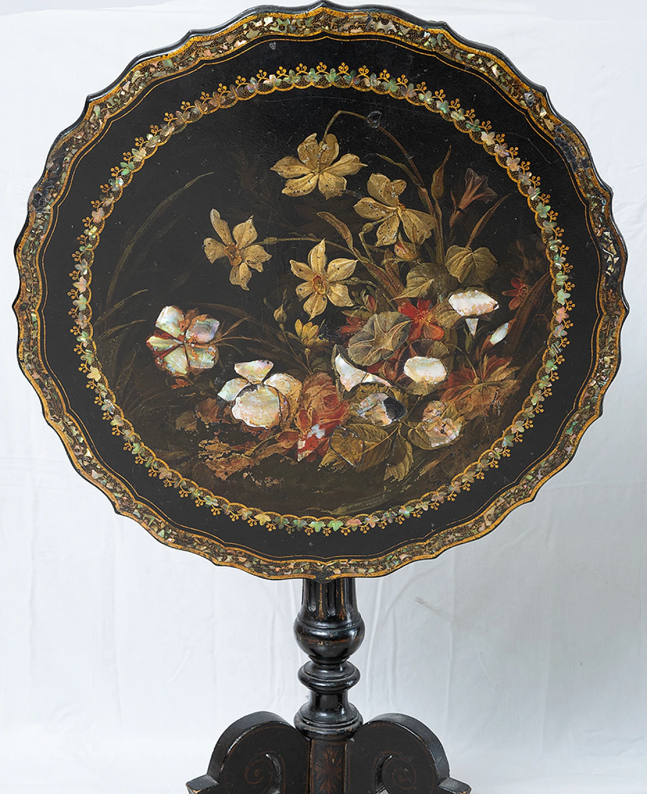 Tavolino  Napoleone III in legno con intarsi in madreperla.'800 3