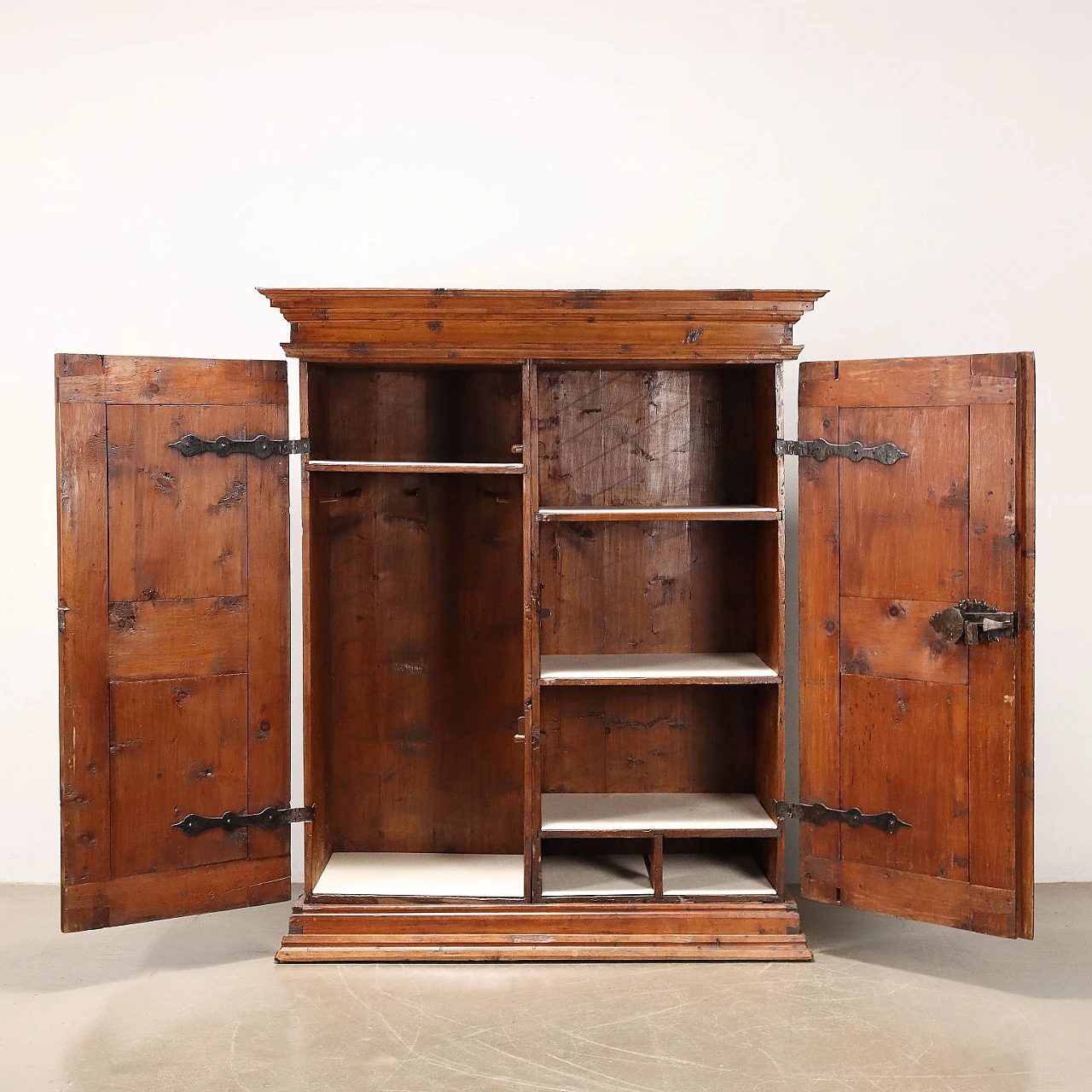 Credenza in abete e ferro battuto con due ante pannellate, '700 3