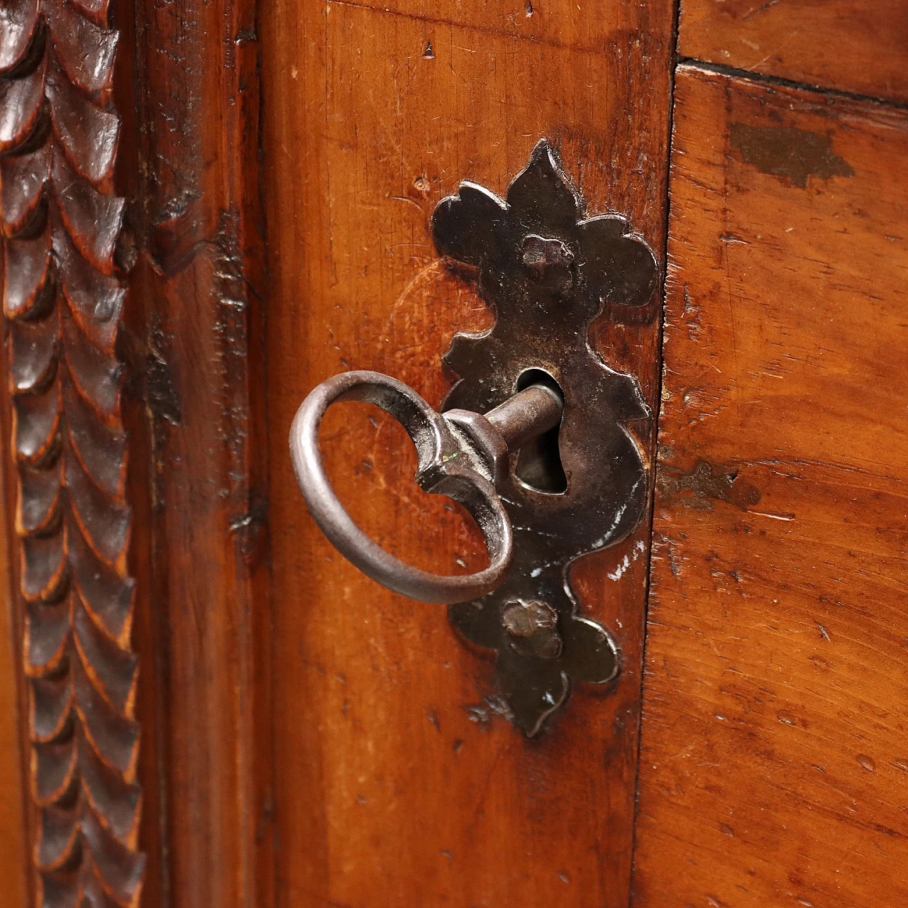 Credenza in abete e ferro battuto con due ante pannellate, '700 6