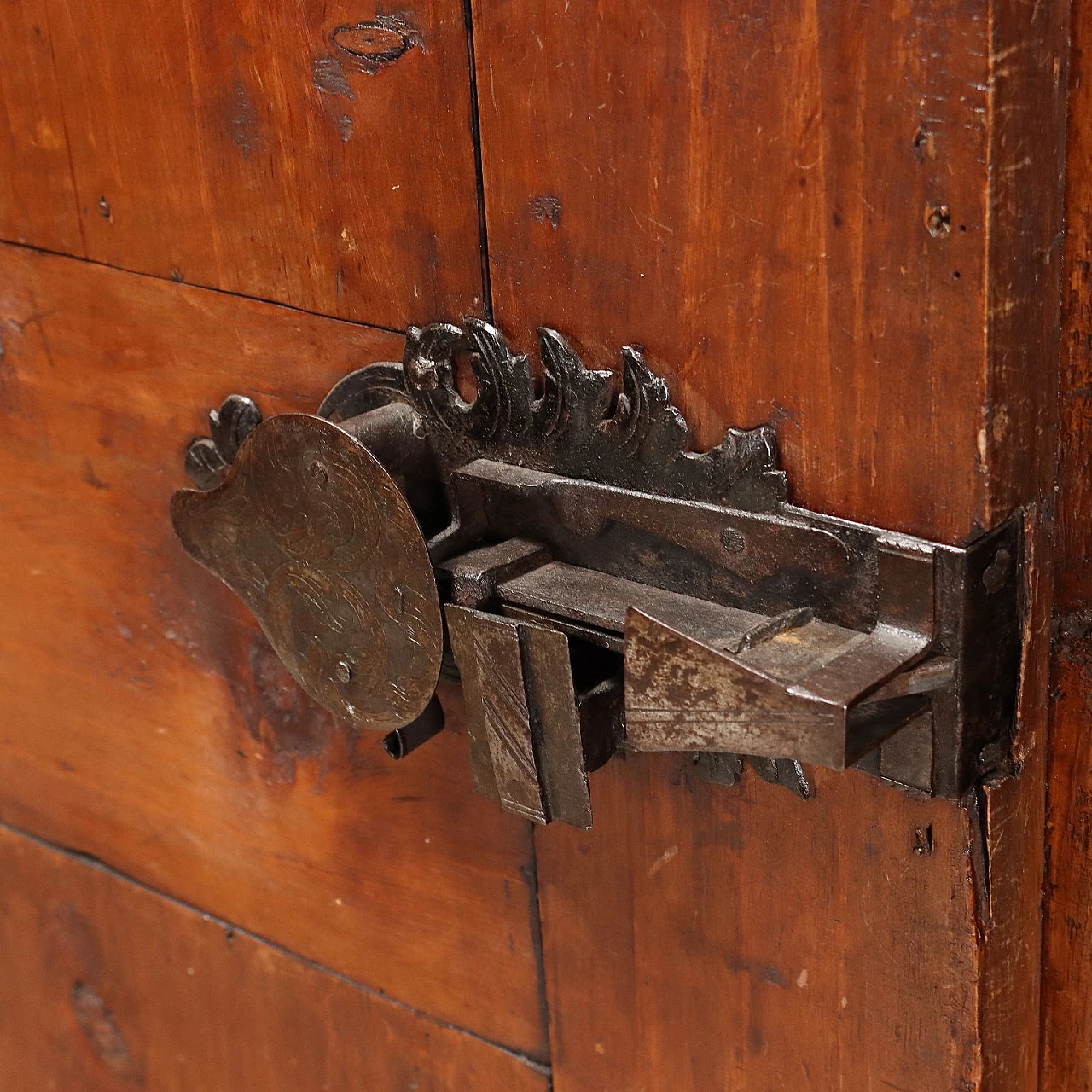 Credenza in abete e ferro battuto con due ante pannellate, '700 9