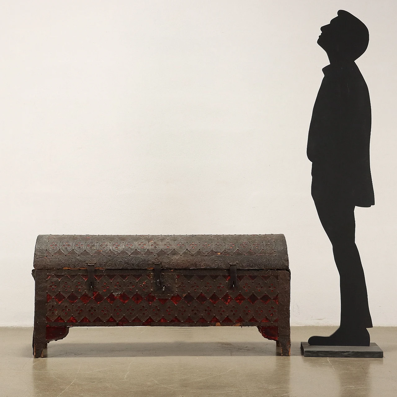 Baule da viaggio Rinascimentale in legno rivestito da lamine di ferro bulinate, '600 2