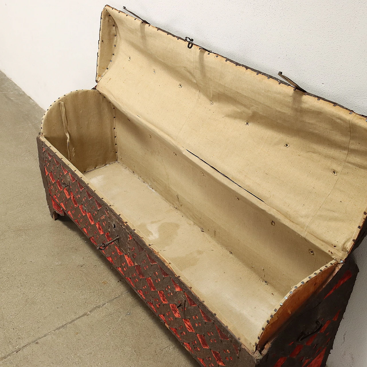 Baule da viaggio Rinascimentale in legno rivestito da lamine di ferro bulinate, '600 3