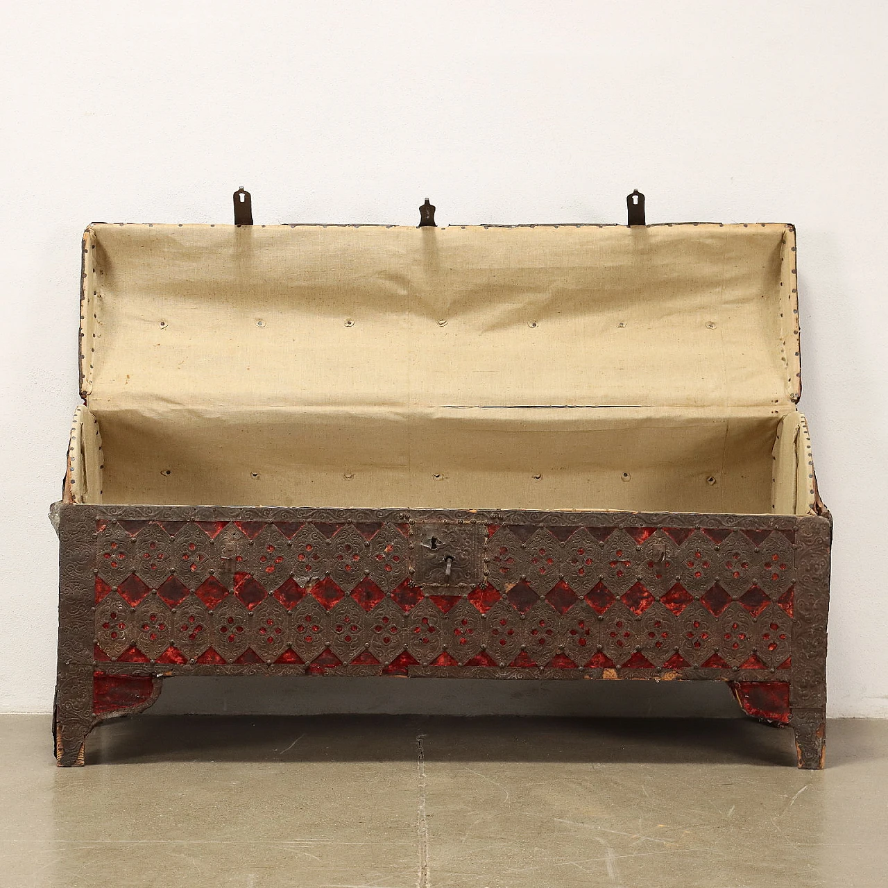 Baule da viaggio Rinascimentale in legno rivestito da lamine di ferro bulinate, '600 4