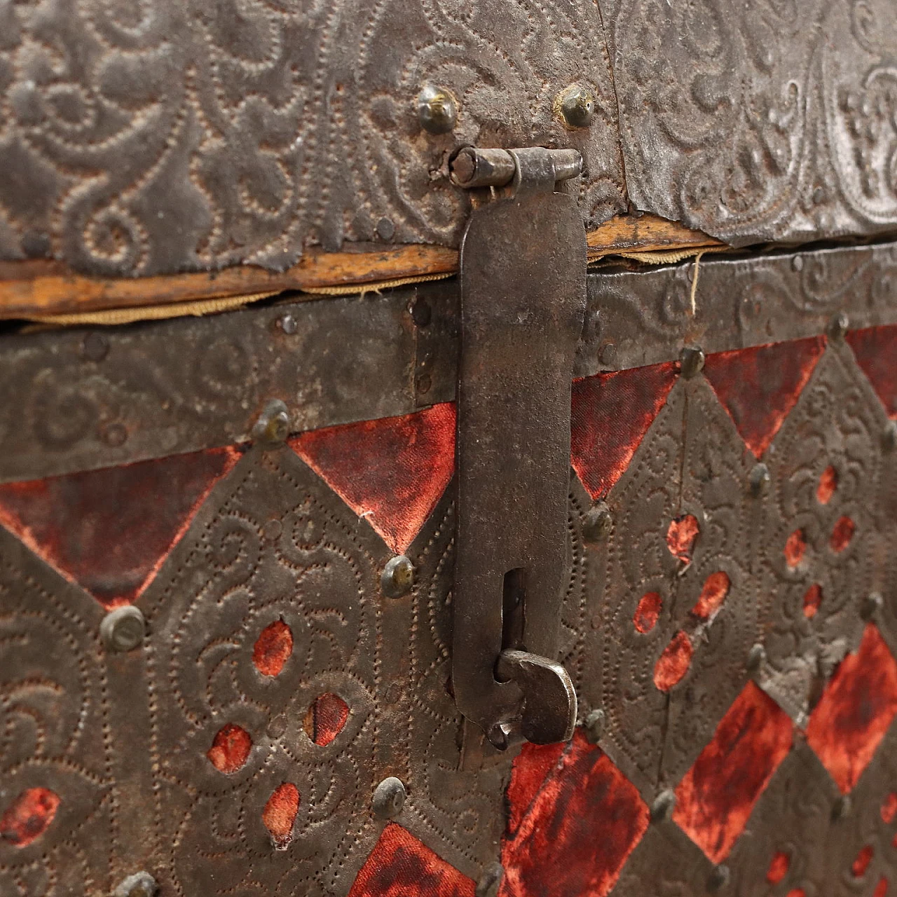 Baule da viaggio Rinascimentale in legno rivestito da lamine di ferro bulinate, '600 5