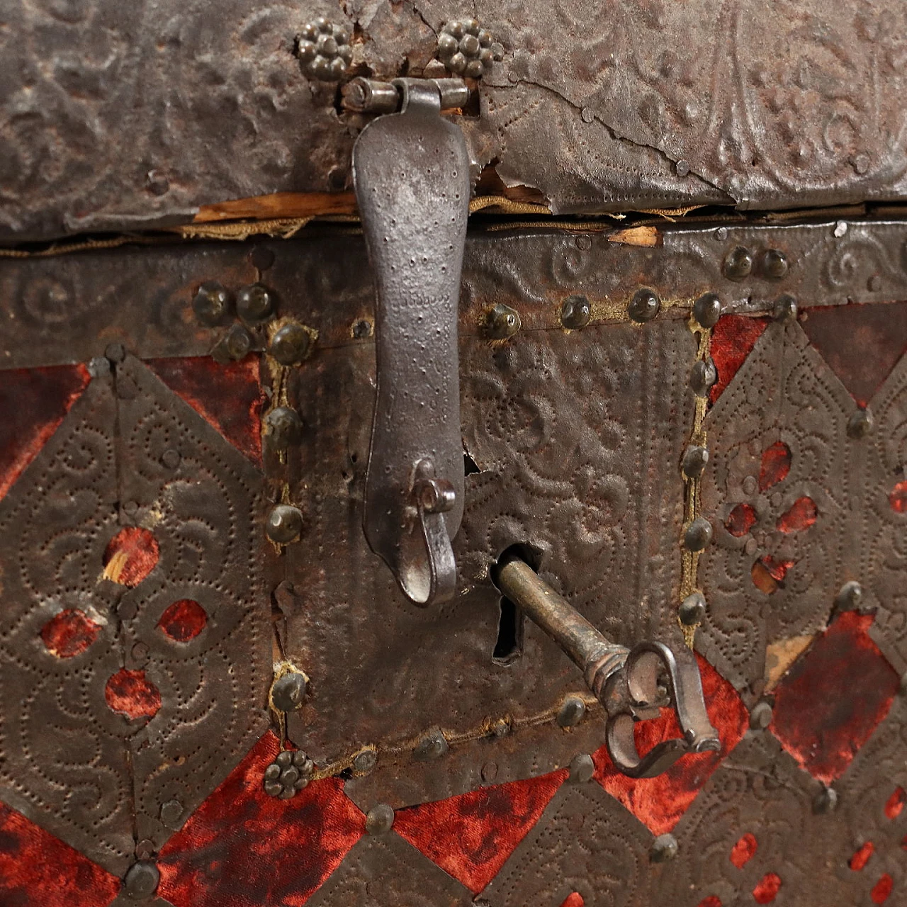 Baule da viaggio Rinascimentale in legno rivestito da lamine di ferro bulinate, '600 6