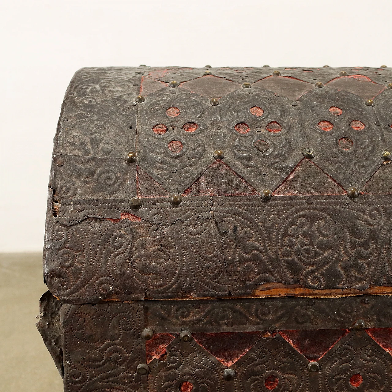 Baule da viaggio Rinascimentale in legno rivestito da lamine di ferro bulinate, '600 8