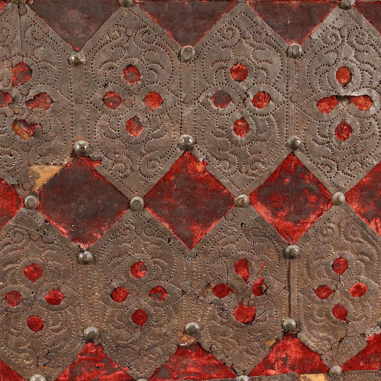 Baule da viaggio Rinascimentale in legno rivestito da lamine di ferro bulinate, '600 9