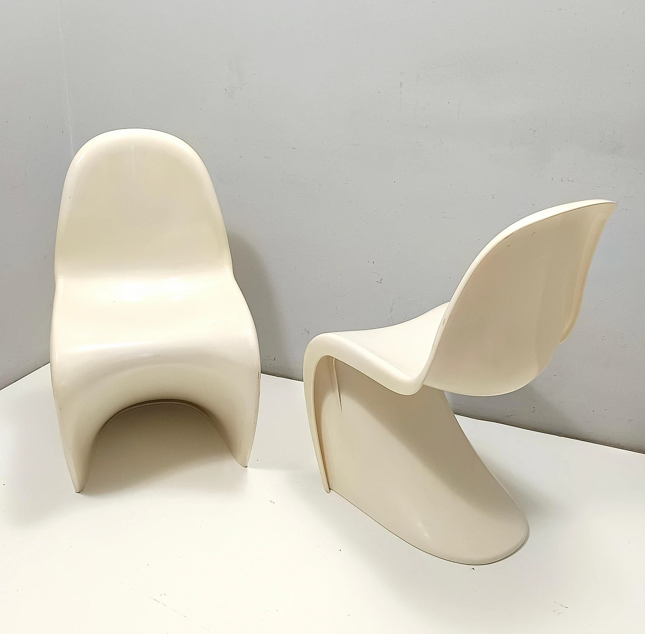 Pair of ivory plastic side chairs in the style of Verner Panton, 1990s 3