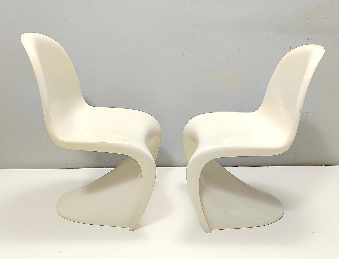 Pair of ivory plastic side chairs in the style of Verner Panton, 1990s 4