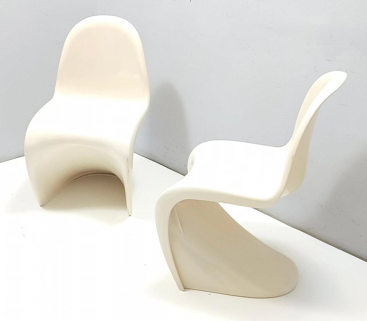 Pair of ivory plastic side chairs in the style of Verner Panton, 1990s 5