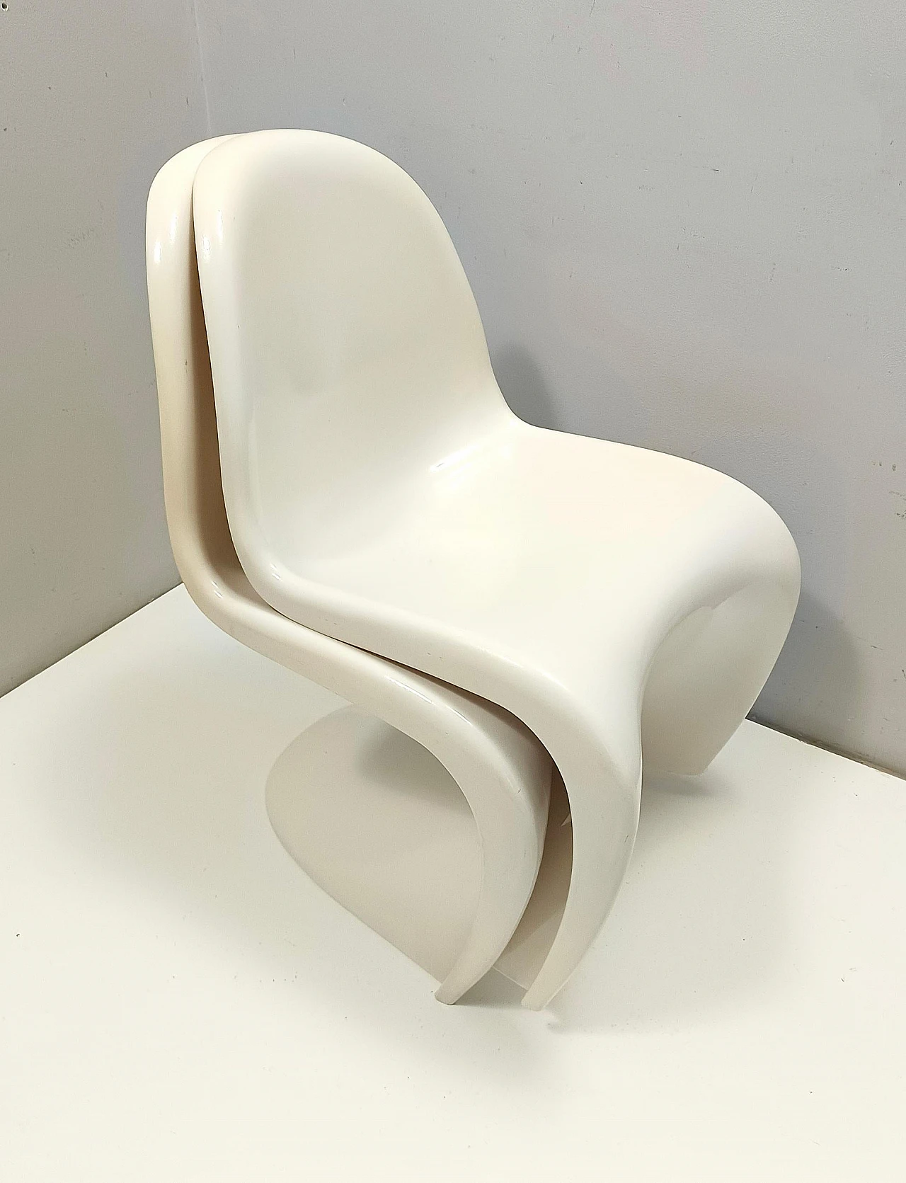 Pair of ivory plastic side chairs in the style of Verner Panton, 1990s 6