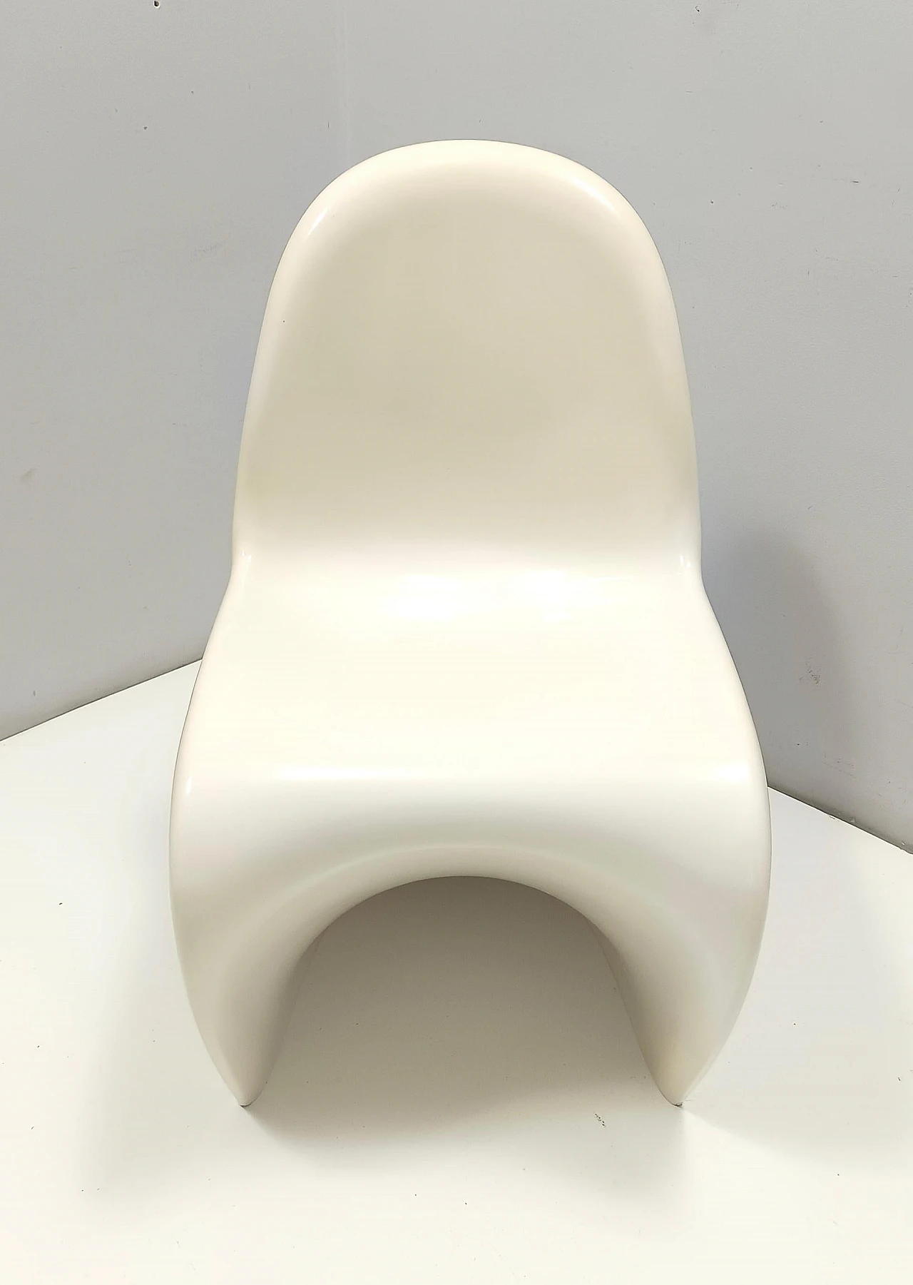 Pair of ivory plastic side chairs in the style of Verner Panton, 1990s 7